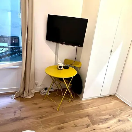 Eiffel Tower View - Time Right Apartment *