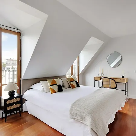 Eiffel Tower View * パリ