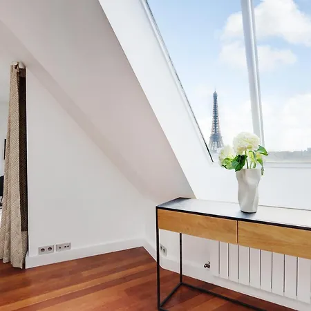 Eiffel Tower View - Time Right Apartment Paris