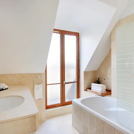 Eiffel Tower View - Time Right Apartment