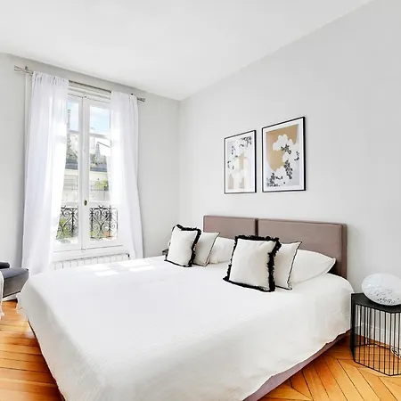 Eiffel Tower View - Time Right Apartment