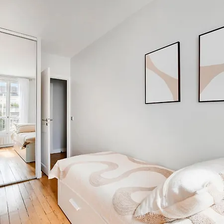 Eiffel Tower View - Time Right Apartment