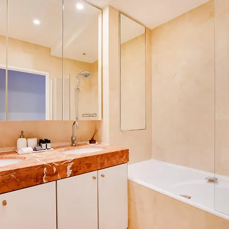 Eiffel Tower View アパート パリ