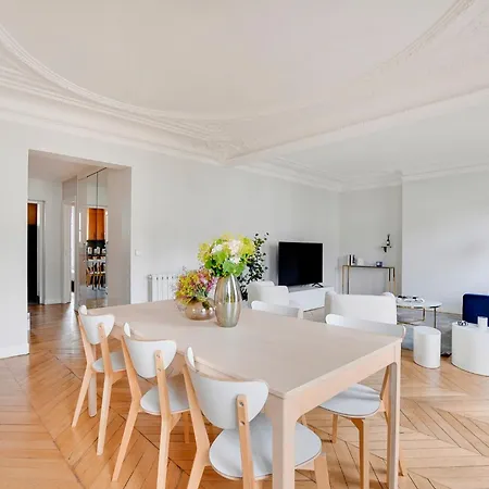 Eiffel Tower View * パリ