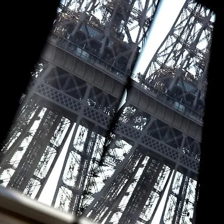 Eiffel Tower View Apartament Paryż